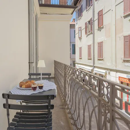 아파트 Independence Apartment Balcony By Rent All Como