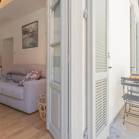Independence Apartment Balcony By Rent All Como 아파트