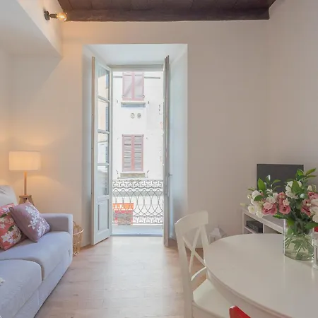 Independence Apartment Balcony By Rent All Como 아파트 코모