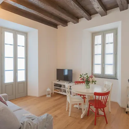 Independence Apartment Balcony By Rent All Como 아파트