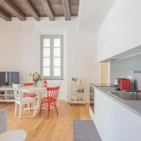 Independence Apartment Balcony By Rent All Como 아파트 코모