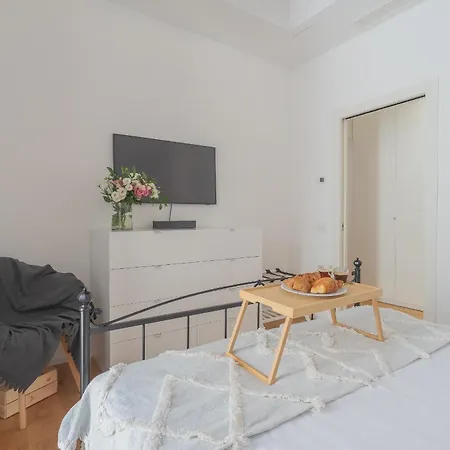 Independence Apartment Balcony By Rent All Como 아파트 *