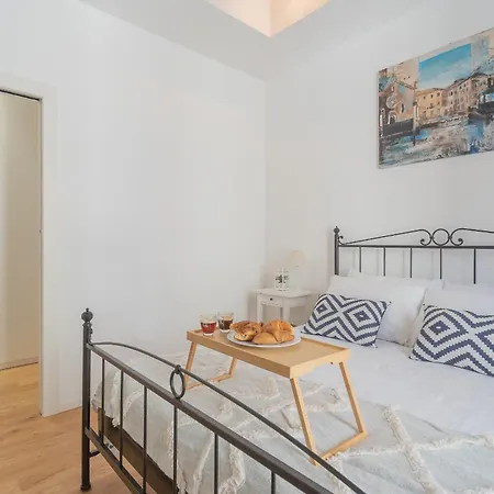 Independence With Balcony By Rent Como