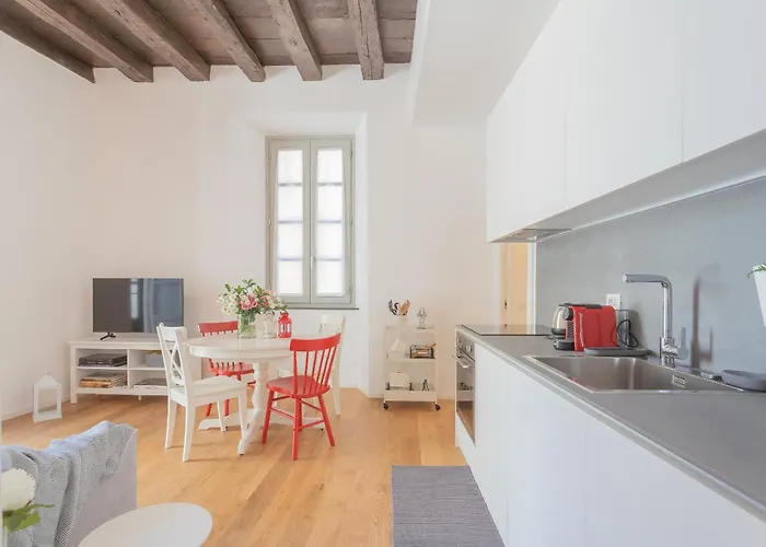 Independence With Balcony By Rent Appartement Côme