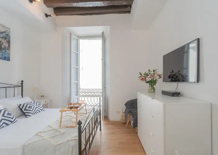 Independence With Balcony By Rent Appartement Côme