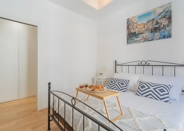 Independence With Balcony By Rent Côme