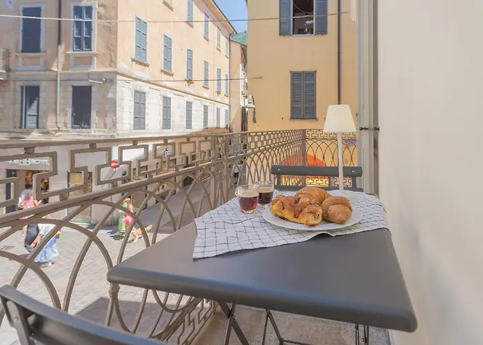 Independence With Balcony By Rent * Côme